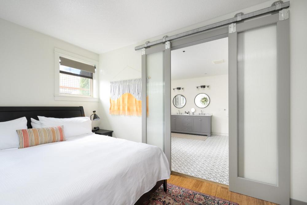 05 - King Room with Spa Bath interior