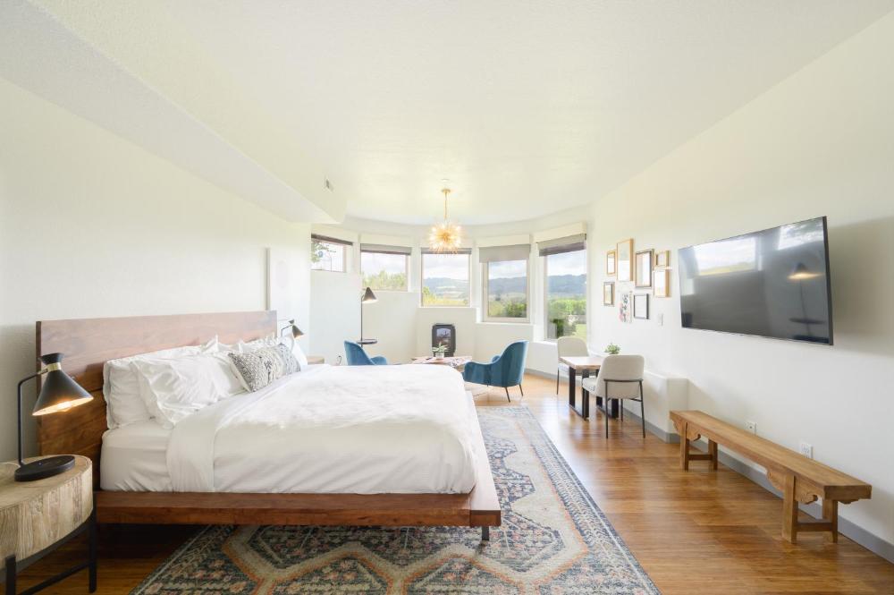 06 - King Room with Garden View interior